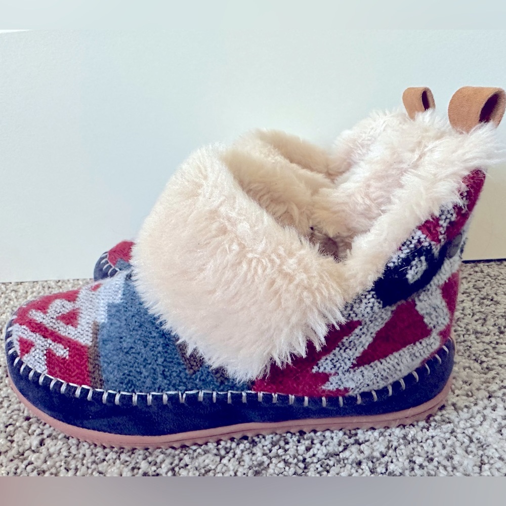 NEW Dearfoam slippers.